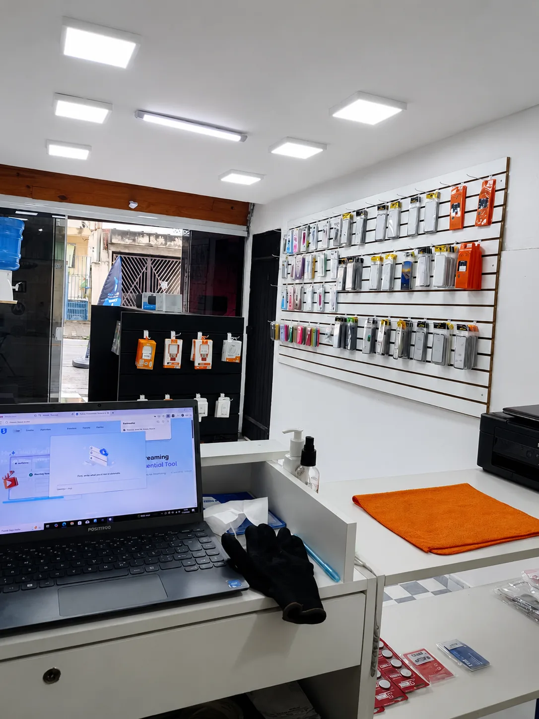 Interior da loja Coelho Cell